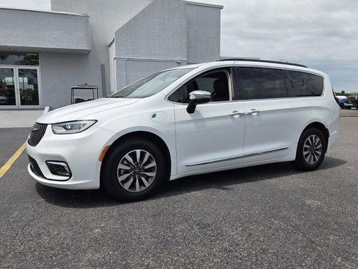 Bright White Clearcoat 2023 Chrysler Pacifica Hybrid Limited