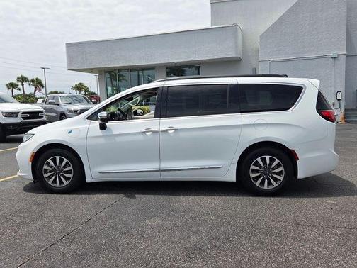 Bright White Clearcoat 2023 Chrysler Pacifica Hybrid Limited
