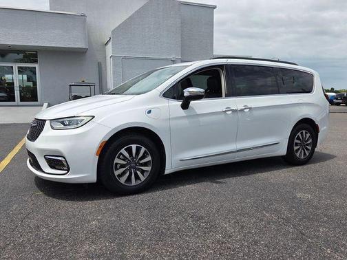 Bright White Clearcoat 2023 Chrysler Pacifica Hybrid Limited