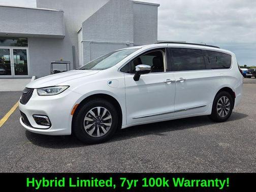 Bright White Clearcoat 2023 Chrysler Pacifica Hybrid Limited