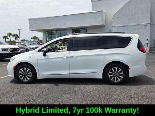 Bright White Clearcoat 2023 Chrysler Pacifica Hybrid Limited