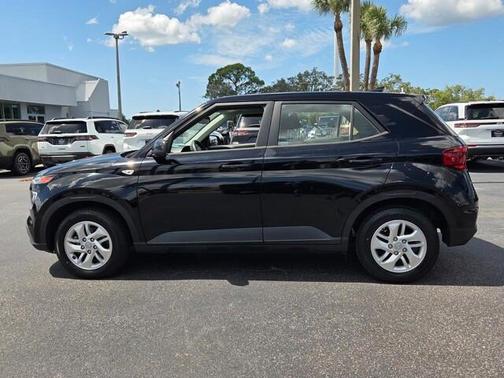 Black Noir Pearl 2022 Hyundai VENUE SE