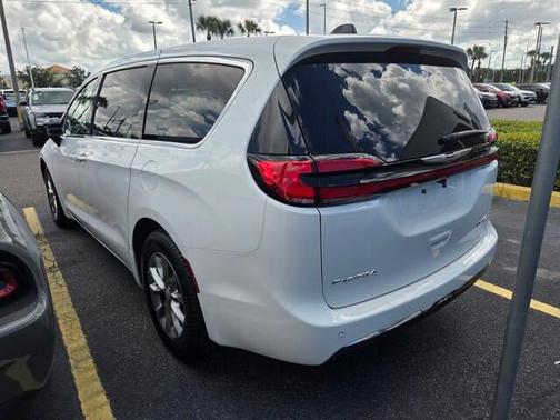 Bright White Clearcoat 2026 Chrysler Pacifica Limited