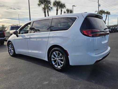Bright White Clearcoat 2026 Chrysler Pacifica Limited