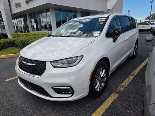 Bright White Clearcoat 2026 Chrysler Pacifica Limited