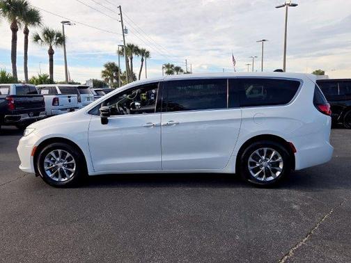 Bright White Clearcoat 2026 Chrysler Pacifica Limited