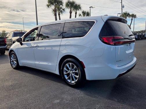 Bright White Clearcoat 2026 Chrysler Pacifica Limited