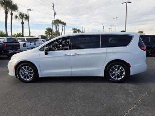 Bright White Clearcoat 2026 Chrysler Pacifica Limited