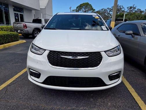 Bright White Clearcoat 2026 Chrysler Pacifica Limited