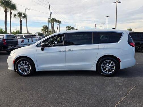 Bright White Clearcoat 2026 Chrysler Pacifica Limited