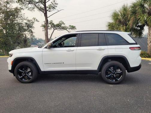 2025 Jeep Grand Cherokee Laredo