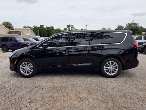Diamond Black 2027 Chrysler Pacifica SELECT