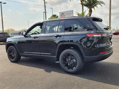 2025 Jeep Grand Cherokee Laredo
