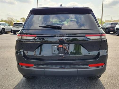 2025 Jeep Grand Cherokee Laredo