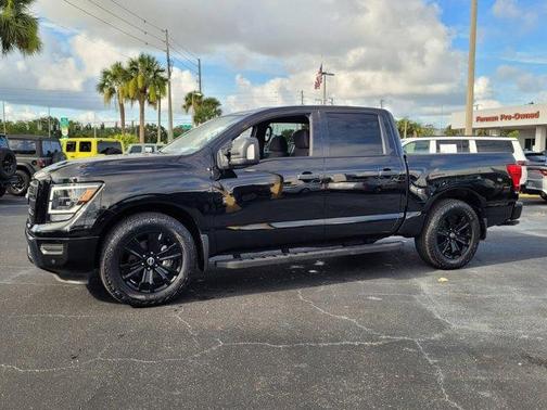 2023 Nissan Titan SV