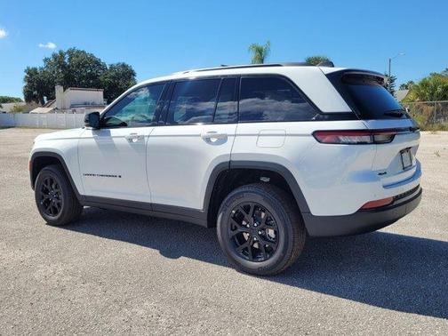 2025 Jeep Grand Cherokee Laredo