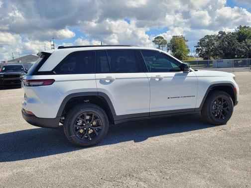 2025 Jeep Grand Cherokee Laredo