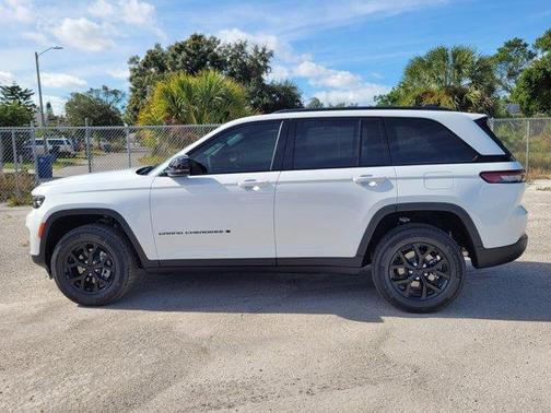 2025 Jeep Grand Cherokee Laredo