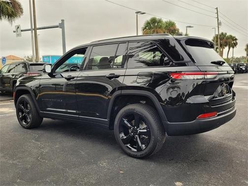 2025 Jeep Grand Cherokee Laredo