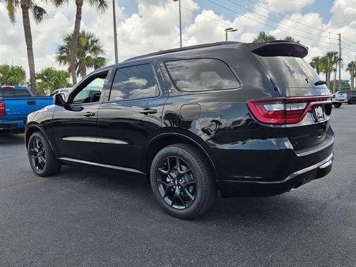 DB Black Crystal Clearcoat 2026 Dodge Durango GT Plus HEMI V8