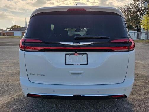 Bright White Clearcoat 2026 Chrysler Pacifica Select