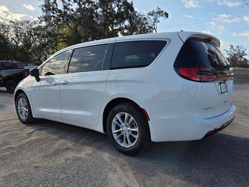 Bright White Clearcoat 2026 Chrysler Pacifica Select