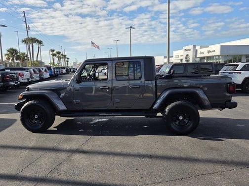 2022 Jeep Gladiator Sport
