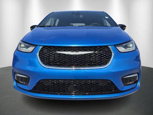 Hydro Blue Pearlcoat 2026 Chrysler Pacifica Select