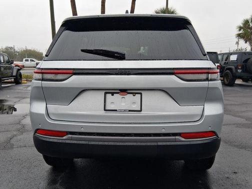 2026 Jeep Grand Cherokee Laredo