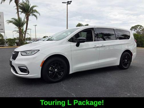 Bright White Clearcoat 2024 Chrysler Pacifica Touring-L