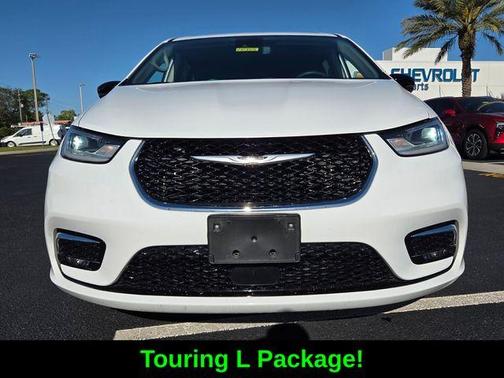 Bright White Clearcoat 2024 Chrysler Pacifica Touring-L