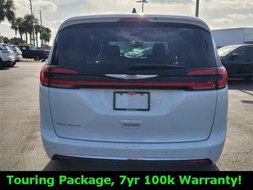 2024 Chrysler Pacifica Touring