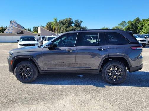 2025 Jeep Grand Cherokee Laredo