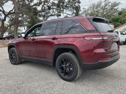 2026 Jeep Grand Cherokee Laredo
