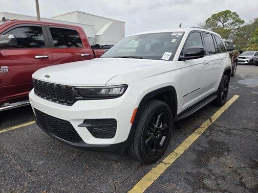 Bright White Clearcoat 2025 Jeep Grand Cherokee Laredo