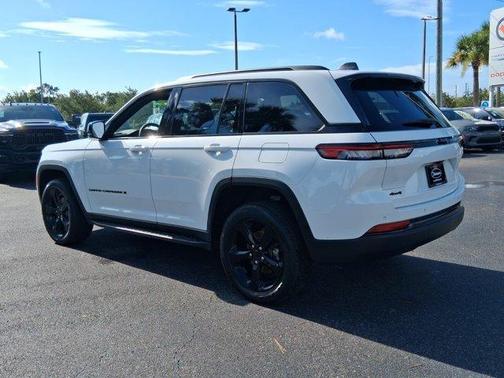 Bright White Clearcoat 2025 Jeep Grand Cherokee Laredo
