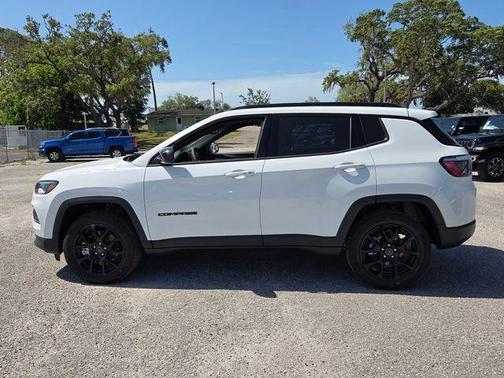 Bright White Clearcoat 2026 Jeep Compass Latitude