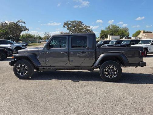 Granite Crystal Clearcoat Metallic 2026 Jeep Gladiator Sport