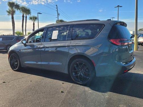 2023 Chrysler Pacifica Touring-L