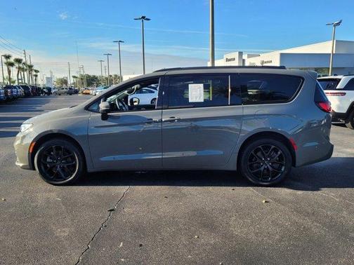 2023 Chrysler Pacifica Touring-L