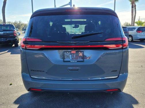 2023 Chrysler Pacifica Touring-L