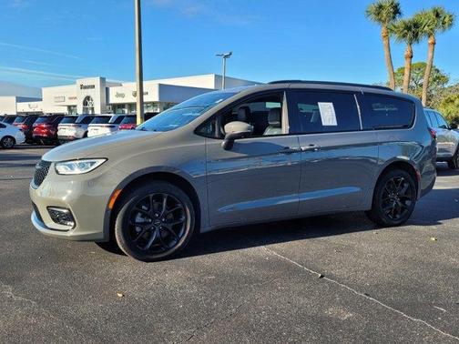 2023 Chrysler Pacifica Touring-L