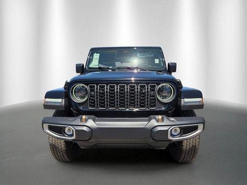 Black Clearcoat 2026 Jeep Gladiator 85th Anniversary Edition