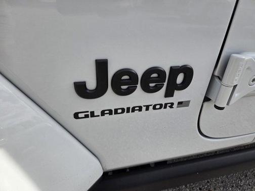 Bright White Clearcoat 2024 Jeep Gladiator Sport