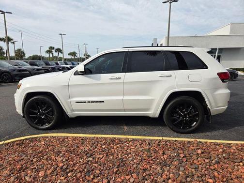 Bright White Clearcoat 2021 Jeep Grand Cherokee Laredo X