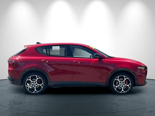 Rosso 2024 Alfa Romeo Tonale Veloce