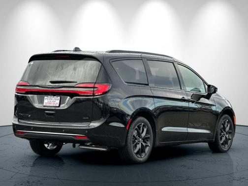 2026 Chrysler Pacifica Select AWD