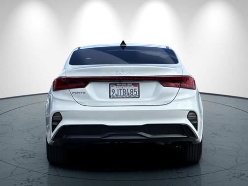Snow White Pearl 2024 Kia Forte LXS