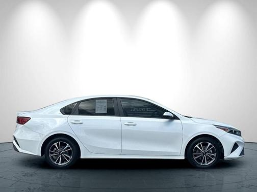 Snow White Pearl 2024 Kia Forte LXS