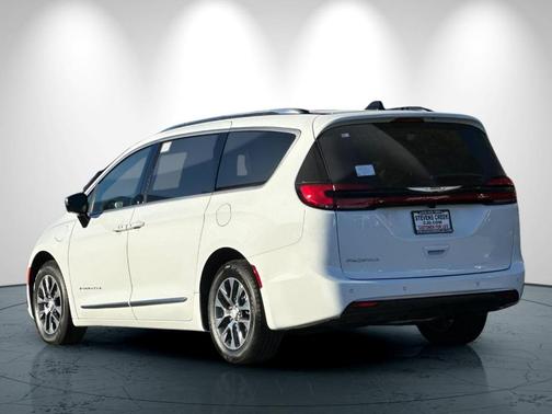 2026 Chrysler Pacifica Hybrid Pinnacle